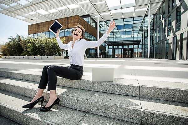 포토 JPG 주간 전신 서양인 외국인 여자 여유 비즈니스 팔벌리기 휴식 한명 웃음 사람 앉기 빌딩 20대 성인 야외 건물 옆모습 비즈니스라이프 노트북 태블릿 계단 기쁨 자유 도시 비즈니스우먼 즐거움 체코 해방감 성인여자한명만 국내포토 자연요소 1 라이프스타일 건축물 감정 유럽 뷰포인트 컨셉 모션 표정 인종 청년 전자제품 스마트기기 직장인 여자한명만 성인여자만 파일형식