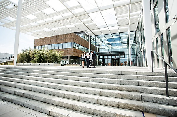 포토 JPG 주간 전신 서양인 외국인 응시 여자 남자 40대 비즈니스 회의 대화 사람 빌딩 여러명 20대 성인 야외 건물 앞모습 옆모습 30대 친구 비즈니스라이프 계단 도시 업무 직장인 비즈니스맨 비즈니스우먼 동료 문서 체코 국내포토 자연요소 직업 라이프스타일 건축물 시선 유럽 뷰포인트 중년 다수 관계 말하기 인종 청년 장년 작업 파일형식