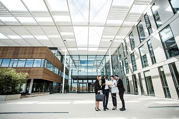 포토 JPG 주간 전신 서양인 외국인 응시 여자 남자 40대 가방 회사 비즈니스 직장 대화 미소 사람 빌딩 여러명 20대 성인 야외 건물 앞모습 옆모습 30대 친구 비즈니스라이프 도시 업무 비즈니스맨 비즈니스우먼 동료 문서 체코 국내포토 자연요소 라이프스타일 건축물 시선 잡화 유럽 뷰포인트 중년 다수 관계 표정 말하기 인종 청년 장년 작업 직장인 파일형식