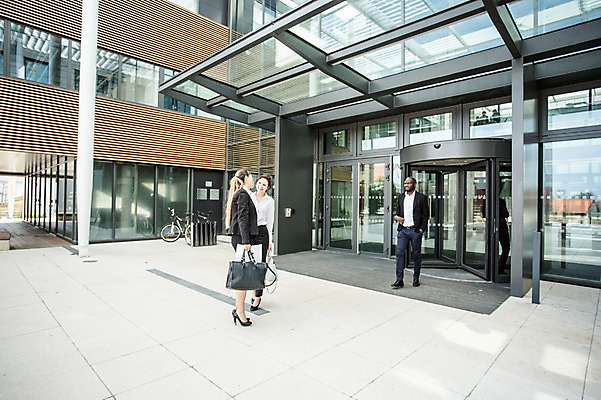 포토 JPG 주간 전신 서양인 외국인 여자 남자 40대 흑인 서류가방 회사 비즈니스 직장 대화 서기 미소 사람 정장 20대 성인 야외 건물 앞모습 옆모습 세명 30대 비즈니스라이프 걷기 업무 직장인 비즈니스맨 비즈니스우먼 자신감 퇴근 체코 워킹맘 국내포토 자연요소 직업 라이프스타일 건축물 옷 감정 유럽 뷰포인트 중년 가방 모션 엄마 표정 말하기 인종 청년 장년 작업 출퇴근 파일형식