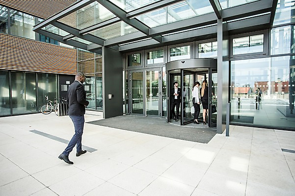 포토 JPG 주간 전신 서양인 외국인 여자 남자 40대 회사 비즈니스 직장 사람 정장 빌딩 여러명 20대 성인 야외 건물 앞모습 뒷모습 30대 비즈니스라이프 걷기 업무 직장인 비즈니스맨 비즈니스우먼 자신감 체코 워킹맘 회전문 국내포토 자연요소 직업 라이프스타일 건축물 옷 감정 유럽 뷰포인트 중년 다수 모션 엄마 인종 청년 장년 문 작업 파일형식