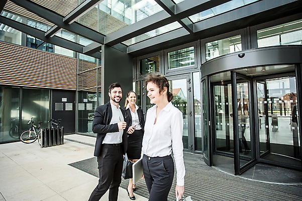 포토 JPG 주간 전신 서양인 외국인 응시 여자 남자 가방 회사 비즈니스 직장 미소 사람 정장 빌딩 상반신 성인 야외 건물 앞모습 옆모습 세명 비즈니스라이프 걷기 업무 직장인 비즈니스맨 비즈니스우먼 자신감 퇴근 체코 워킹맘 회전문 국내포토 자연요소 직업 라이프스타일 건축물 시선 잡화 옷 감정 유럽 뷰포인트 모션 엄마 표정 인종 문 작업 출퇴근 파일형식