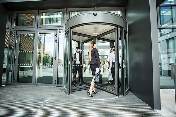 포토 JPG 주간 전신 서양인 외국인 여자 남자 40대 서류가방 가방 비즈니스 아침 미소 사람 정장 20대 성인 야외 건물 앞모습 뒷모습 세명 비즈니스라이프 직장인 비즈니스맨 비즈니스우먼 출근 바쁨 체코 워킹맘 회전문 국내포토 자연요소 직업 라이프스타일 건축물 잡화 옷 유럽 뷰포인트 중년 엄마 표정 인종 청년 문 출퇴근 파일형식