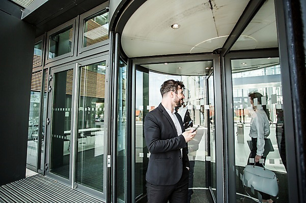 포토 JPG 주간 서양인 외국인 응시 여자 남자 회사 비즈니스 직장 미소 들기 사람 정장 상반신 20대 성인 야외 두명 건물 옆모습 비즈니스라이프 스마트폰 업무 직장인 비즈니스맨 비즈니스우먼 퇴근 체코 회전문 국내포토 자연요소 직업 라이프스타일 건축물 시선 옷 유럽 뷰포인트 모션 표정 인종 청년 핸드폰 스마트기기 문 작업 출퇴근 파일형식