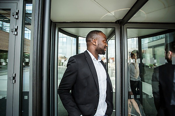 포토 JPG 주간 서양인 외국인 응시 여자 남자 흑인 회사 비즈니스 직장 미소 사람 정장 상반신 야외 건물 옆모습 뒷모습 세명 비즈니스라이프 업무 직장인 비즈니스맨 비즈니스우먼 자신감 퇴근 체코 회전문 국내포토 자연요소 직업 라이프스타일 건축물 시선 옷 감정 유럽 뷰포인트 표정 인종 문 작업 출퇴근 파일형식