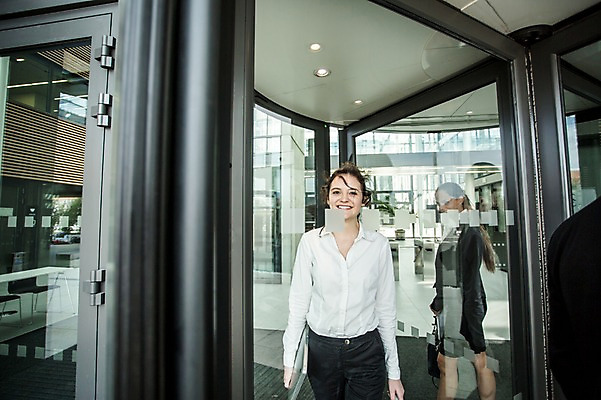 포토 JPG 주간 서양인 외국인 응시 여자 40대 회사 비즈니스 직장 미소 사람 빌딩 상반신 20대 성인 야외 두명 건물 앞모습 옆모습 비즈니스라이프 업무 직장인 비즈니스우먼 자신감 퇴근 체코 회전문 성인여자만 국내포토 자연요소 직업 라이프스타일 건축물 시선 감정 유럽 뷰포인트 중년 표정 인종 청년 문 작업 출퇴근 여자만 성인만 파일형식