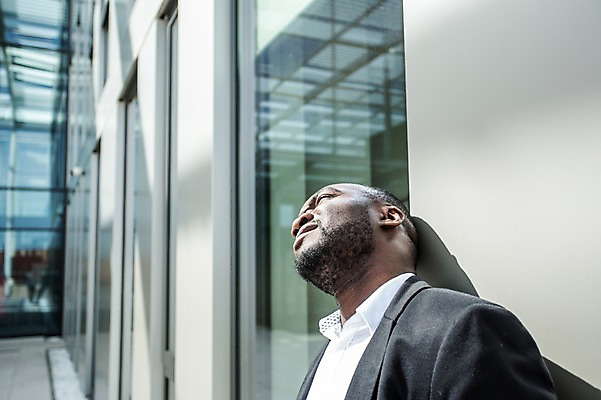 포토 JPG 주간 서양인 외국인 남자 흑인 회사 비즈니스 하늘 스트레스 한명 사람 정장 빌딩 상반신 성인 야외 옆모습 30대 비즈니스라이프 기댐 올려보기 업무 직장인 비즈니스맨 은퇴 괴로움 퇴근 체코 해고 사표 혼란 성인남자한명만 퇴사 국내포토 자연요소 직업 1 라이프스타일 옷 감정 유럽 뷰포인트 컨셉 모션 인종 건물 장년 작업 출퇴근 남자한명만 성인남자만 파일형식