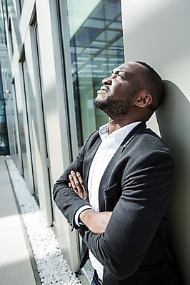 포토 JPG 주간 서양인 외국인 응시 남자 흑인 회사 비즈니스 하늘 스트레스 한명 사람 빌딩 상반신 성인 야외 옆모습 30대 비즈니스라이프 팔짱 기댐 업무 비즈니스맨 찡그림 은퇴 괴로움 퇴근 체코 해고 사표 혼란 성인남자한명만 퇴사 국내포토 자연요소 1 라이프스타일 시선 감정 유럽 뷰포인트 컨셉 모션 표정 인종 건물 장년 작업 직장인 출퇴근 남자한명만 성인남자만 파일형식