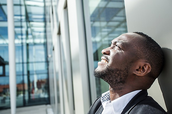 포토 JPG 주간 서양인 외국인 남자 흑인 회사 비즈니스 스트레스 한명 사람 빌딩 상반신 성인 야외 옆모습 30대 비즈니스라이프 기댐 올려보기 업무 비즈니스맨 괴로움 퇴근 체코 해고 사표 힘듦 성인남자한명만 퇴사 국내포토 자연요소 1 라이프스타일 감정 유럽 뷰포인트 컨셉 모션 인종 건물 장년 작업 직장인 출퇴근 남자한명만 성인남자만 파일형식