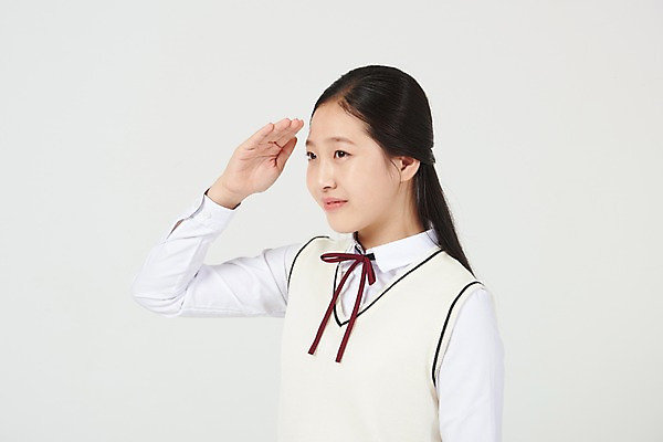 포토 JPG 스튜디오촬영 여학생 여자 교복 중학생 청소년 실내 한명 서기 미소 웃음 상반신 옆모습 10대 십대라이프스타일 한국인 입학 호기심 흰배경 여중생 경례 찾기 십대여자한명만 국내포토 1 학생 라이프스타일 옷 교육 감정 뷰포인트 컨셉 모션 표정 사람 동양인 내부 흰색 인사 여자한명만 십대여자만 파일형식 컬러 인종 생활 예절 여자만 십대만