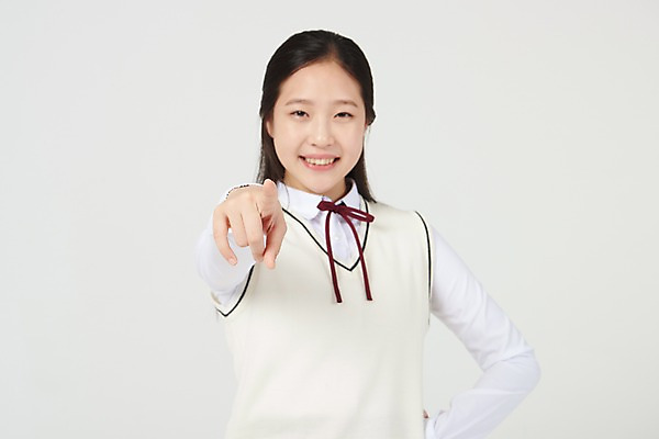 포토 JPG 스튜디오촬영 여학생 여자 교복 중학생 청소년 실내 한명 서기 미소 상반신 앞모습 10대 십대라이프스타일 한국인 가리킴 입학 흰배경 여중생 지적 지목 십대여자한명만 국내포토 1 학생 라이프스타일 옷 교육 뷰포인트 백그라운드 모션 표정 사람 동양인 손짓 내부 흰색 여자한명만 십대여자만 파일형식