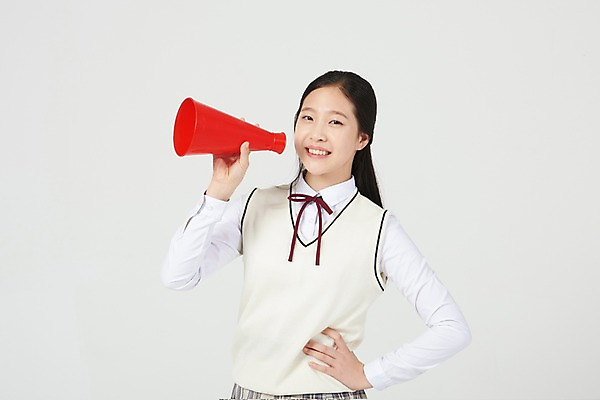포토 JPG 스튜디오촬영 응시 여학생 여자 교복 중학생 청소년 실내 한명 서기 미소 들기 상반신 앞모습 10대 십대라이프스타일 확성기 외침 한국인 알림 입학 흰배경 여중생 주목 십대여자한명만 국내포토 1 학생 라이프스타일 시선 옷 교육 뷰포인트 백그라운드 모션 표정 사람 동양인 내부 소리 흰색 여자한명만 십대여자만 파일형식 컬러 인종 생활 여자만 십대만