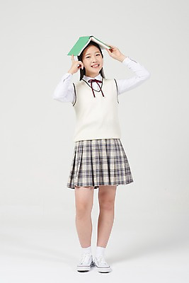 포토 JPG 스튜디오촬영 전신 여학생 여자 교복 중학생 청소년 실내 한명 서기 미소 앞모습 10대 책 십대라이프스타일 한국인 쓰는 읽기 고민 호기심 흰배경 여중생 십대여자한명만 국내포토 1 학생 라이프스타일 옷 감정 뷰포인트 백그라운드 컨셉 모션 표정 사람 동양인 내부 흰색 여자한명만 십대여자만 파일형식