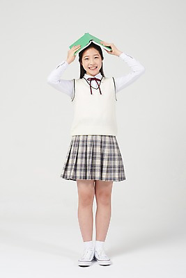 포토 JPG 스튜디오촬영 전신 여학생 여자 교복 중학생 청소년 실내 한명 서기 미소 앞모습 10대 책 독서 십대라이프스타일 한국인 쓰는 읽기 고민 호기심 흰배경 여중생 십대여자한명만 국내포토 1 학생 라이프스타일 옷 감정 뷰포인트 백그라운드 컨셉 모션 표정 사람 동양인 내부 흰색 여자한명만 십대여자만 파일형식
