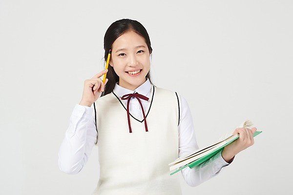 포토 JPG 스튜디오촬영 여학생 여자 교복 생각 중학생 청소년 실내 한명 서기 미소 들기 상반신 앞모습 10대 책 독서 연필 십대라이프스타일 한국인 고민 호기심 흰배경 여중생 십대여자한명만 국내포토 1 학생 라이프스타일 옷 감정 뷰포인트 백그라운드 컨셉 모션 학용품 표정 사람 동양인 내부 필기구 흰색 여자한명만 십대여자만 파일형식