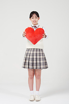 포토 JPG 스튜디오촬영 전신 여학생 여자 교복 중학생 청소년 실내 선물 사랑 한명 서기 미소 웃음 앞모습 10대 십대라이프스타일 한국인 하트 소중 흰배경 주기 여중생 십대여자한명만 국내포토 모양 1 학생 라이프스타일 옷 감정 뷰포인트 백그라운드 컨셉 모션 표정 사람 동양인 내부 흰색 여자한명만 십대여자만 파일형식 컬러 인종 생활 여자만 십대만