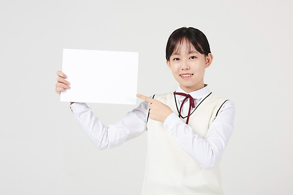 포토 JPG 스튜디오촬영 배너 여학생 여자 교복 손가락 중학생 청소년 사각프레임 알림판 실내 한명 서기 미소 손짓 상반신 앞모습 10대 십대라이프스타일 한국인 가리킴 알림 입학 흰배경 여중생 주목 지목 십대여자한명만 국내포토 1 학생 라이프스타일 손 옷 교육 뷰포인트 백그라운드 모션 프레임 표정 사람 동양인 내부 사각형 흰색 여자한명만 십대여자만 파일형식