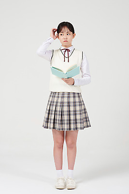 포토 JPG 스튜디오촬영 전신 여학생 여자 교복 생각 중학생 청소년 실내 한명 서기 들기 앞모습 10대 책 독서 십대라이프스타일 한국인 고민 호기심 흰배경 여중생 문제 십대여자한명만 국내포토 1 학생 라이프스타일 옷 감정 뷰포인트 백그라운드 컨셉 모션 사람 동양인 내부 흰색 여자한명만 십대여자만 파일형식