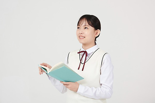 포토 JPG 스튜디오촬영 여학생 여자 교복 생각 중학생 청소년 실내 한명 서기 미소 들기 상반신 옆모습 10대 책 독서 십대라이프스타일 한국인 올려보기 고민 호기심 흰배경 여중생 십대여자한명만 국내포토 1 학생 라이프스타일 옷 감정 뷰포인트 백그라운드 컨셉 모션 표정 사람 동양인 내부 흰색 여자한명만 십대여자만 파일형식