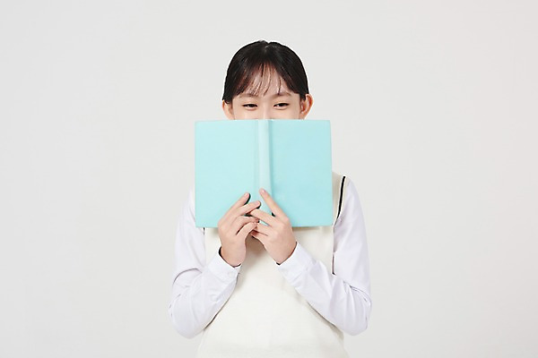 포토 JPG 스튜디오촬영 여학생 여자 교복 중학생 청소년 실내 한명 서기 웃음 들기 상반신 앞모습 10대 책 독서 십대라이프스타일 한국인 즐거움 흰배경 여중생 십대여자한명만 국내포토 1 학생 라이프스타일 옷 감정 뷰포인트 백그라운드 모션 표정 사람 동양인 내부 흰색 여자한명만 십대여자만 파일형식