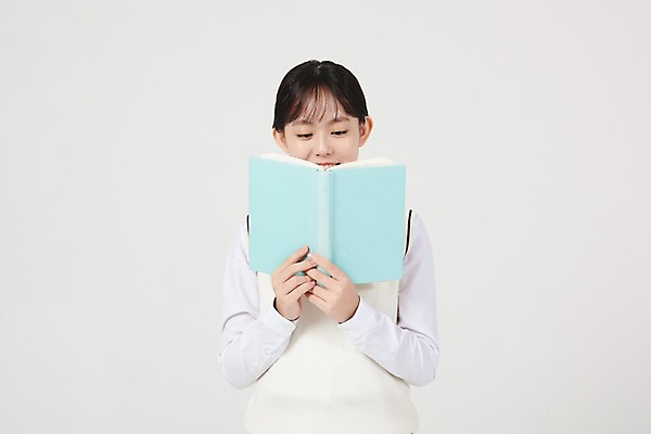 포토 JPG 스튜디오촬영 여학생 여자 교복 중학생 청소년 실내 한명 서기 웃음 상반신 앞모습 10대 책 독서 십대라이프스타일 한국인 읽기 즐거움 흰배경 여중생 십대여자한명만 국내포토 1 학생 라이프스타일 옷 감정 뷰포인트 백그라운드 모션 표정 사람 동양인 내부 흰색 여자한명만 십대여자만 파일형식