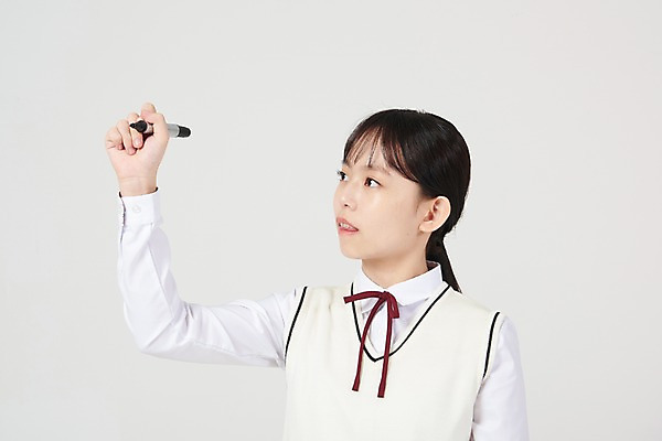 포토 JPG 스튜디오촬영 응시 여학생 여자 교복 중학생 청소년 실내 한명 서기 미소 들기 상반신 옆모습 10대 볼펜 십대라이프스타일 한국인 기록 흰배경 여중생 십대여자한명만 국내포토 1 학생 라이프스타일 시선 옷 뷰포인트 백그라운드 모션 표정 사람 동양인 내부 펜 흰색 여자한명만 십대여자만 파일형식