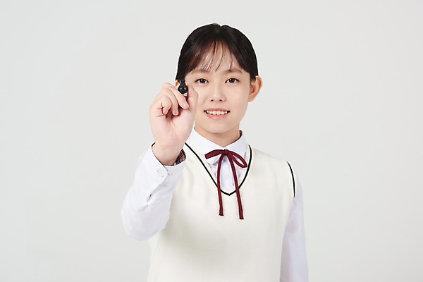 포토 JPG 스튜디오촬영 여학생 여자 교복 중학생 청소년 실내 한명 서기 미소 들기 상반신 앞모습 10대 볼펜 십대라이프스타일 한국인 기록 흰배경 여중생 십대여자한명만 국내포토 1 학생 라이프스타일 옷 뷰포인트 백그라운드 모션 표정 사람 동양인 내부 펜 흰색 여자한명만 십대여자만 파일형식