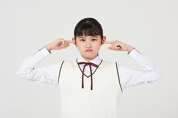 포토 JPG 스튜디오촬영 여학생 여자 교복 중학생 청소년 스트레스 실내 한명 서기 상반신 앞모습 10대 십대라이프스타일 한국인 짜증 귀막기 흰배경 여중생 잔소리 십대여자한명만 국내포토 1 학생 라이프스타일 옷 감정 뷰포인트 백그라운드 모션 사람 동양인 손짓 내부 흰색 여자한명만 십대여자만 파일형식