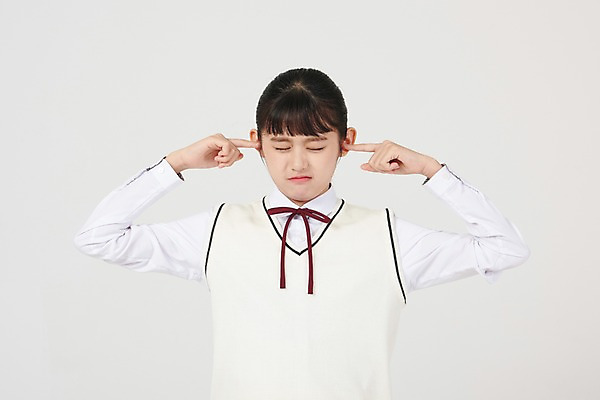 포토 JPG 스튜디오촬영 여학생 여자 교복 중학생 청소년 스트레스 실내 한명 서기 상반신 앞모습 10대 눈감음 십대라이프스타일 한국인 짜증 귀막기 흰배경 여중생 잔소리 십대여자한명만 국내포토 1 학생 라이프스타일 옷 감정 뷰포인트 백그라운드 모션 사람 동양인 손짓 내부 흰색 여자한명만 십대여자만 파일형식