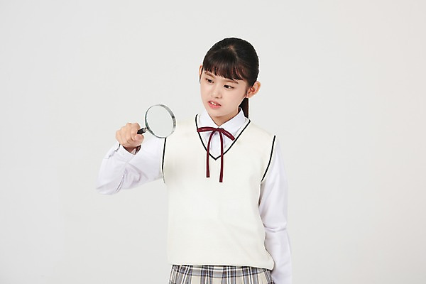 포토 JPG 스튜디오촬영 응시 여학생 여자 교복 생각 중학생 청소년 돋보기 실내 한명 서기 상반신 앞모습 10대 십대라이프스타일 한국인 호기심 흰배경 여중생 찾기 십대여자한명만 국내포토 1 학생 라이프스타일 시선 옷 감정 뷰포인트 백그라운드 컨셉 모션 사람 동양인 내부 흰색 여자한명만 십대여자만 파일형식
