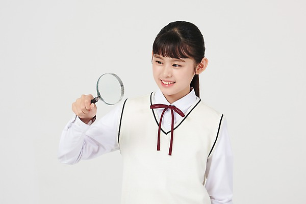 포토 JPG 스튜디오촬영 응시 여학생 여자 교복 생각 중학생 청소년 돋보기 실내 한명 서기 미소 상반신 앞모습 10대 십대라이프스타일 한국인 호기심 흰배경 여중생 문제 찾기 십대여자한명만 국내포토 1 학생 라이프스타일 시선 옷 감정 뷰포인트 백그라운드 컨셉 모션 표정 사람 동양인 내부 흰색 여자한명만 십대여자만 파일형식