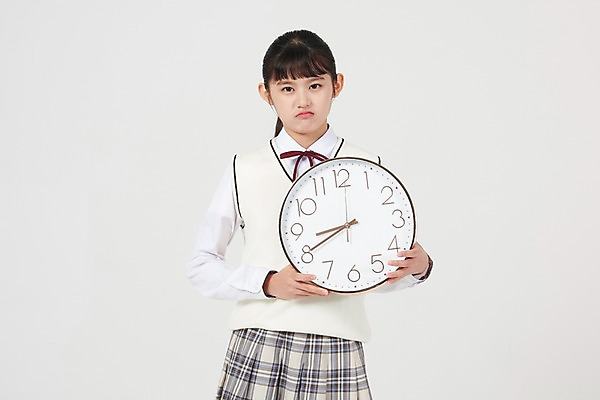 포토 JPG 스튜디오촬영 여학생 여자 감정 교복 시계 학교 중학생 청소년 실내 한명 서기 들기 상반신 앞모습 10대 십대라이프스타일 한국인 슬픔 시간 준비 흰배경 여중생 등교 9시 시무룩 십대여자한명만 국내포토 1 학생 라이프스타일 옷 교육 뷰포인트 백그라운드 모션 표정 사람 동양인 내부 흰색 등하교 여자한명만 십대여자만 파일형식