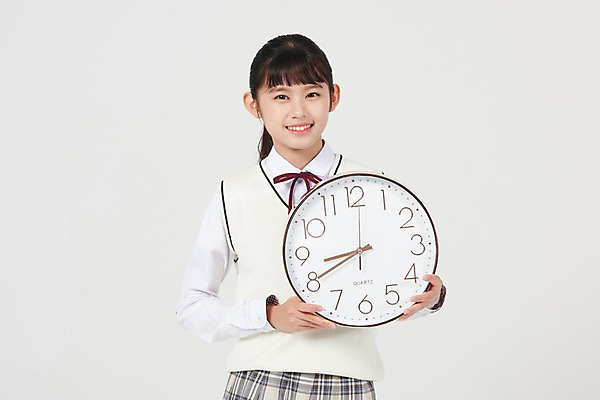 포토 JPG 스튜디오촬영 여학생 여자 교복 시계 학교 중학생 청소년 실내 한명 미소 들기 상반신 앞모습 10대 십대라이프스타일 한국인 준비 흰배경 여중생 등교 9시 십대여자한명만 국내포토 1 학생 라이프스타일 옷 교육 뷰포인트 백그라운드 모션 표정 사람 동양인 내부 흰색 시간 등하교 여자한명만 십대여자만 파일형식