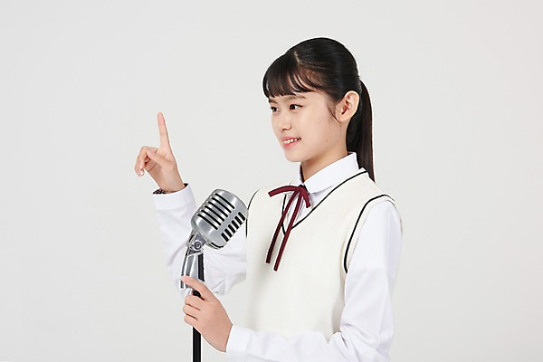 포토 JPG 스튜디오촬영 여학생 여자 교복 손가락 중학생 청소년 실내 한명 서기 미소 상반신 옆모습 10대 십대라이프스타일 한국인 자신감 발표 대표 스탠드마이크 흰배경 여중생 십대여자한명만 국내포토 1 학생 라이프스타일 손 옷 감정 뷰포인트 백그라운드 모션 표정 사람 동양인 내부 흰색 마이크 여자한명만 십대여자만 파일형식