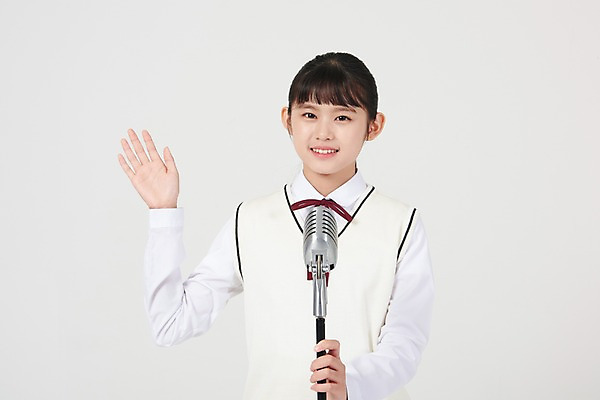 포토 JPG 스튜디오촬영 여자 교복 중학생 청소년 실내 한명 서기 미소 손짓 상반신 앞모습 10대 십대라이프스타일 한국인 자신감 발표 대표 강의 스탠드마이크 흰배경 여중생 십대여자한명만 국내포토 1 학생 라이프스타일 옷 감정 뷰포인트 백그라운드 모션 표정 사람 동양인 내부 흰색 마이크 여자한명만 십대여자만 파일형식