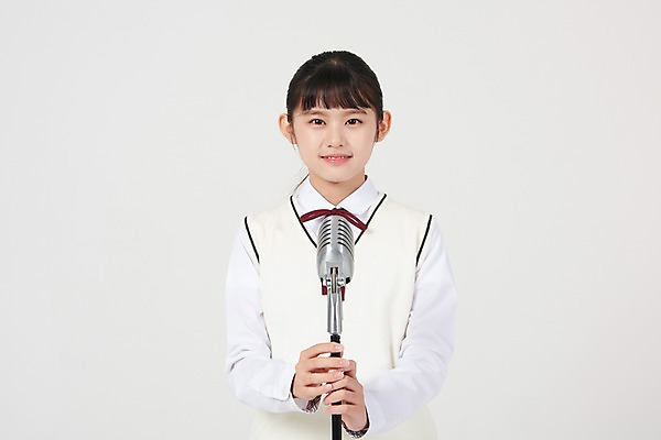 포토 JPG 스튜디오촬영 여학생 여자 교복 중학생 청소년 실내 한명 서기 미소 상반신 앞모습 10대 십대라이프스타일 한국인 잡기 자신감 발표 대표 강의 스탠드마이크 흰배경 여중생 십대여자한명만 국내포토 1 학생 라이프스타일 옷 감정 뷰포인트 백그라운드 모션 표정 사람 동양인 내부 흰색 마이크 여자한명만 십대여자만 파일형식