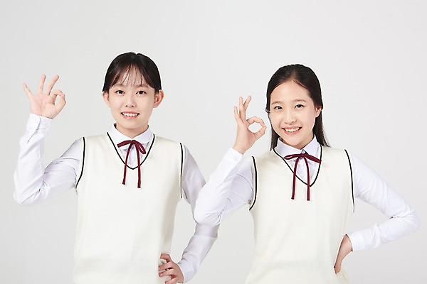 포토 JPG 스튜디오촬영 여학생 여자 교복 손가락 중학생 청소년 실내 서기 미소 손짓 상반신 두명 앞모습 10대 십대라이프스타일 우정 한국인 OK 확인 입학 흰배경 여중생 긍정 십대여자만 국내포토 학생 라이프스타일 손 옷 교육 뷰포인트 컨셉 모션 표정 사람 동양인 내부 친구 흰색 여자만 십대만 파일형식 컬러 관계 인종 생활 신체부위