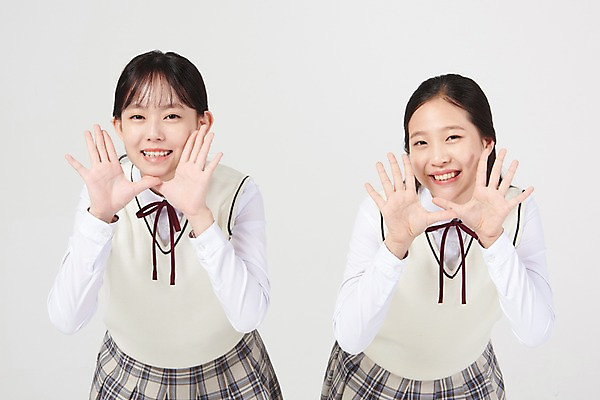 포토 JPG 스튜디오촬영 여학생 여자 교복 손가락 중학생 청소년 실내 서기 미소 손짓 상반신 두명 앞모습 10대 친구 십대라이프스타일 우정 한국인 입학 흰배경 여중생 긍정 십대여자만 국내포토 학생 라이프스타일 손 옷 교육 뷰포인트 백그라운드 컨셉 관계 모션 표정 사람 동양인 내부 흰색 여자만 십대만 파일형식