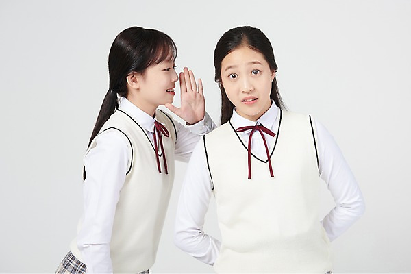 포토 JPG 스튜디오촬영 여학생 여자 교복 중학생 청소년 실내 이야기 대화 서기 미소 상반신 두명 앞모습 옆모습 10대 친구 십대라이프스타일 놀람 우정 한국인 비밀 귓속말 흰배경 여중생 수다 십대여자만 국내포토 학생 라이프스타일 옷 감정 뷰포인트 백그라운드 컨셉 관계 모션 표정 말하기 사람 동양인 내부 흰색 여자만 십대만 파일형식