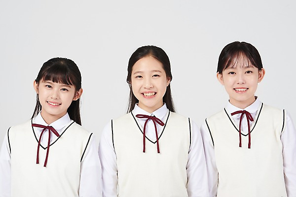 포토 JPG 스튜디오촬영 여학생 여자 교복 중학생 청소년 실내 서기 미소 상반신 앞모습 10대 세명 친구 십대라이프스타일 우정 한국인 즐거움 입학 흰배경 여중생 십대여자만 국내포토 학생 라이프스타일 옷 교육 감정 뷰포인트 백그라운드 관계 모션 표정 사람 동양인 내부 흰색 여자만 십대만 파일형식