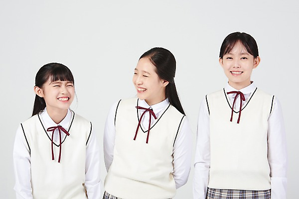 포토 JPG 스튜디오촬영 응시 여학생 여자 교복 중학생 청소년 실내 대화 서기 미소 웃음 상반신 앞모습 10대 세명 친구 십대라이프스타일 우정 한국인 즐거움 입학 흰배경 여중생 십대여자만 국내포토 학생 라이프스타일 시선 옷 교육 감정 뷰포인트 백그라운드 관계 모션 표정 말하기 사람 동양인 내부 흰색 여자만 십대만 파일형식