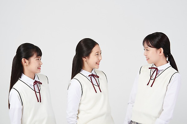 포토 JPG 스튜디오촬영 응시 여학생 여자 교복 중학생 청소년 실내 대화 웃음 상반신 옆모습 10대 세명 십대라이프스타일 우정 한국인 즐거움 입학 흰배경 여중생 십대여자만 국내포토 학생 라이프스타일 시선 옷 교육 감정 뷰포인트 백그라운드 표정 말하기 사람 동양인 내부 친구 흰색 여자만 십대만 파일형식