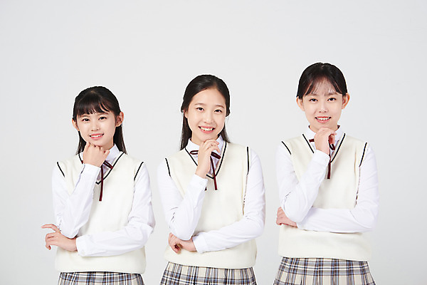 포토 JPG 스튜디오촬영 여학생 여자 교복 중학생 청소년 실내 서기 미소 상반신 앞모습 10대 세명 친구 십대라이프스타일 턱괴기 우정 한국인 입학 흰배경 여중생 십대여자만 국내포토 학생 라이프스타일 옷 교육 뷰포인트 백그라운드 관계 모션 표정 사람 동양인 내부 흰색 여자만 십대만 파일형식