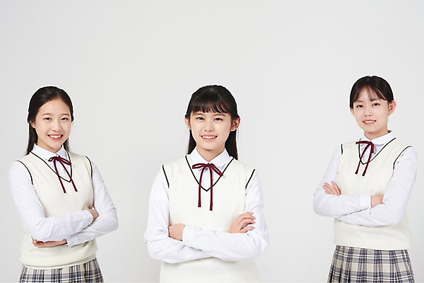 포토 JPG 스튜디오촬영 여학생 여자 교복 중학생 청소년 실내 서기 미소 상반신 앞모습 옆모습 10대 세명 친구 팔짱 십대라이프스타일 우정 한국인 자신감 입학 흰배경 여중생 긍정 십대여자만 국내포토 학생 라이프스타일 옷 교육 감정 뷰포인트 백그라운드 컨셉 관계 모션 표정 사람 동양인 내부 흰색 여자만 십대만 파일형식