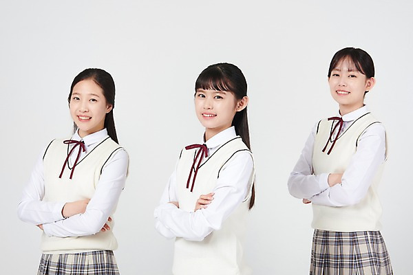 포토 JPG 스튜디오촬영 여학생 여자 교복 중학생 청소년 실내 서기 미소 상반신 옆모습 10대 세명 친구 팔짱 십대라이프스타일 우정 한국인 입학 흰배경 여중생 긍정 십대여자만 국내포토 학생 라이프스타일 옷 교육 뷰포인트 백그라운드 컨셉 관계 모션 표정 사람 동양인 내부 흰색 여자만 십대만 파일형식