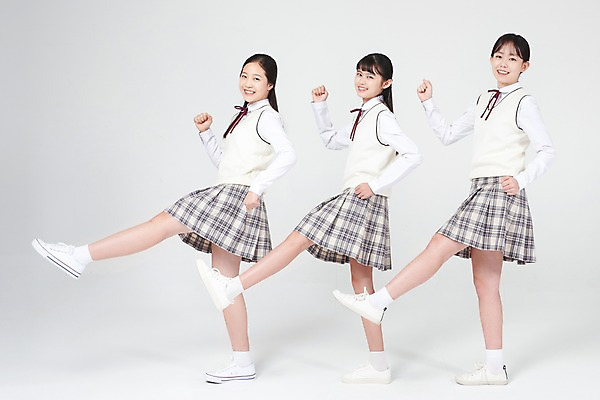 포토 JPG 스튜디오촬영 전신 여학생 여자 교복 중학생 청소년 협력 실내 서기 미소 옆모습 10대 세명 친구 걷기 십대라이프스타일 희망 우정 한국인 입학 흰배경 여중생 십대여자만 국내포토 학생 라이프스타일 옷 교육 감정 뷰포인트 백그라운드 관계 모션 표정 사람 동양인 내부 흰색 여자만 십대만 파일형식