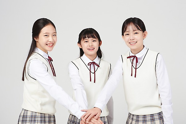 포토 JPG 스튜디오촬영 여학생 여자 교복 중학생 청소년 협력 실내 서기 미소 상반신 앞모습 옆모습 10대 세명 친구 십대라이프스타일 파이팅 희망 우정 한국인 입학 흰배경 여중생 긍정 손모으기 십대여자만 국내포토 학생 라이프스타일 옷 교육 감정 뷰포인트 백그라운드 컨셉 관계 모션 표정 사람 동양인 손짓 내부 흰색 여자만 십대만 파일형식