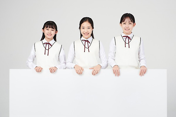 포토 JPG 스튜디오촬영 배너 여학생 여자 교복 중학생 청소년 협력 사각프레임 알림판 실내 서기 미소 상반신 앞모습 10대 세명 친구 십대라이프스타일 우정 한국인 잡기 알림 흰배경 여중생 십대여자만 국내포토 학생 라이프스타일 옷 뷰포인트 백그라운드 관계 모션 프레임 표정 사람 동양인 내부 사각형 흰색 여자만 십대만 파일형식