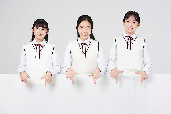포토 JPG 스튜디오촬영 배너 여학생 여자 교복 중학생 청소년 협력 사각프레임 알림판 실내 서기 미소 손짓 상반신 앞모습 10대 세명 친구 십대라이프스타일 한국인 가리킴 알림 흰배경 여중생 십대여자만 국내포토 학생 라이프스타일 옷 뷰포인트 백그라운드 관계 모션 프레임 표정 사람 동양인 내부 사각형 흰색 여자만 십대만 파일형식