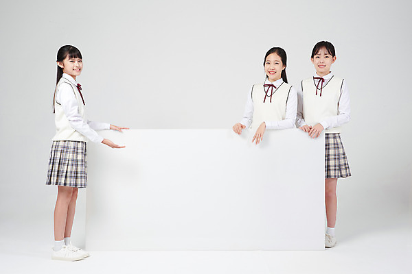 포토 JPG 스튜디오촬영 전신 배너 여학생 여자 교복 중학생 청소년 협력 사각프레임 알림판 실내 서기 미소 손짓 앞모습 옆모습 10대 세명 친구 십대라이프스타일 한국인 가리킴 흰배경 여중생 십대여자만 국내포토 학생 라이프스타일 옷 뷰포인트 백그라운드 관계 모션 프레임 표정 사람 동양인 내부 사각형 흰색 여자만 십대만 파일형식
